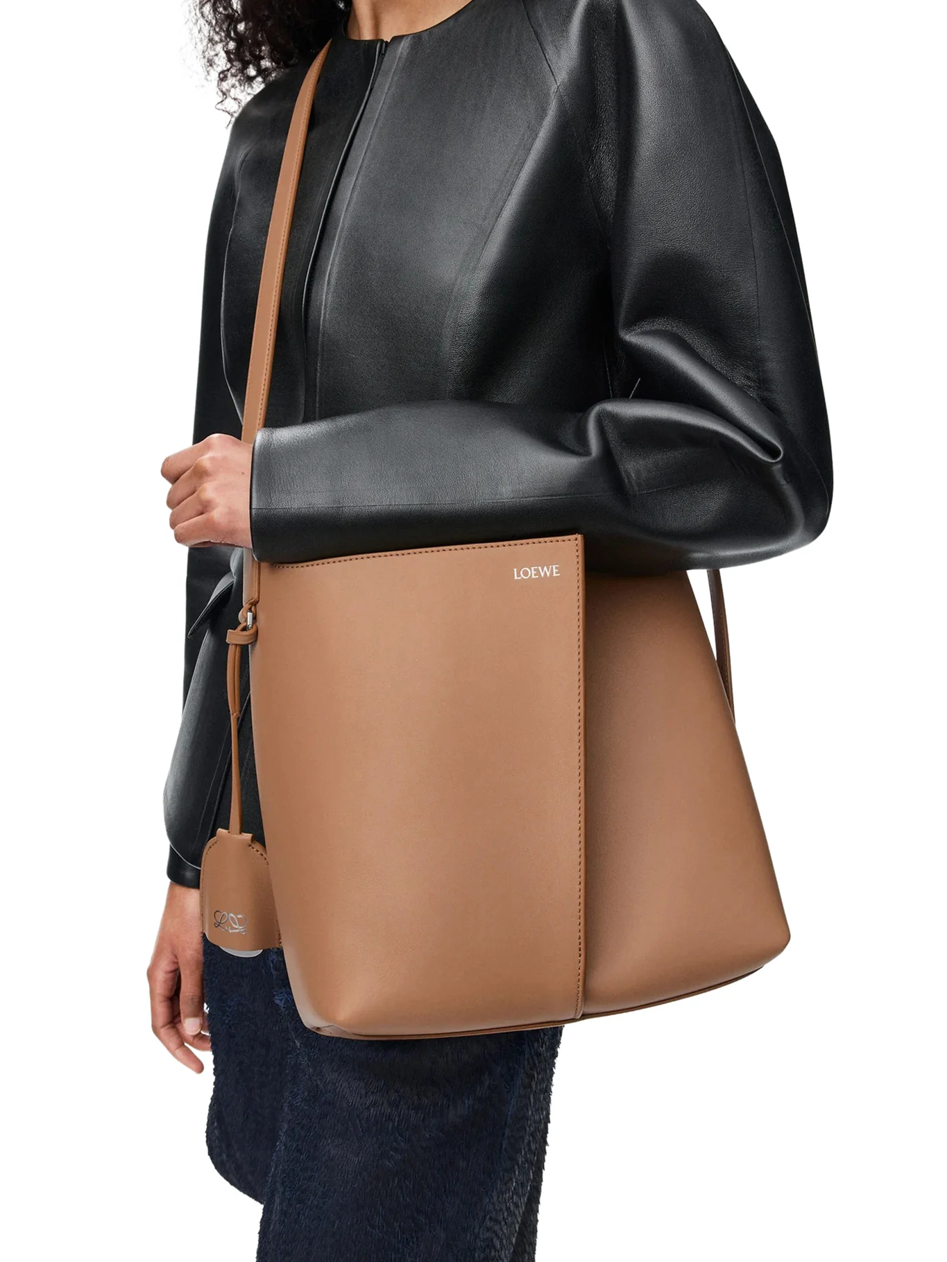 BILBAO MEDIUM BUCKET BAG IN SMOOTH CALFSKIN - Image 3